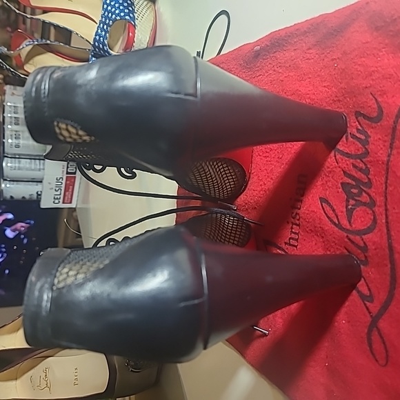 Christian Louboutin - Picture 4 of 8